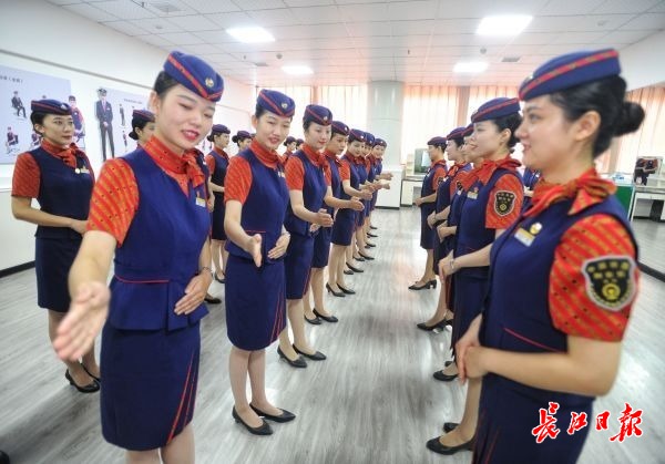 “咬著筷子練微笑”的背后 武漢高鐵明星服務(wù)隊的禮儀是怎樣煉成的？